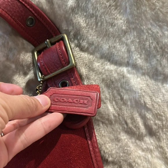 Vintage Coach Berkeley 9014 Saddle Bag Red Crescent Pebble Leather Suede - Picture 4 of 16